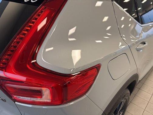 2025 Volvo XC40 B5 Core Bright Theme