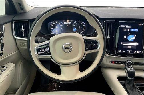 2020 Volvo S90 T6 Momentum