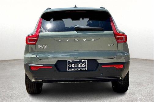 2025 Volvo XC40 B5 Ultra Dark Theme