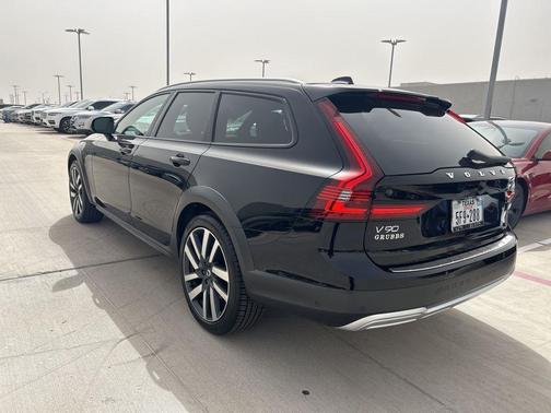 2025 Volvo V90 Cross Country B6 Plus