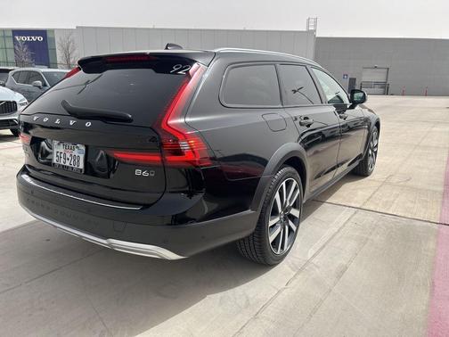 2025 Volvo V90 Cross Country B6 Plus