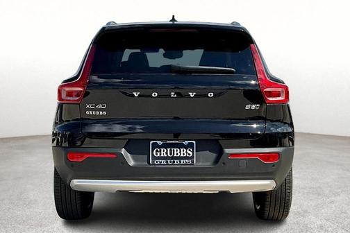 2025 Volvo XC40 B5 Ultra Bright Theme