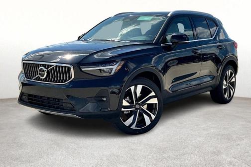 2025 Volvo XC40 B5 Ultra Bright Theme