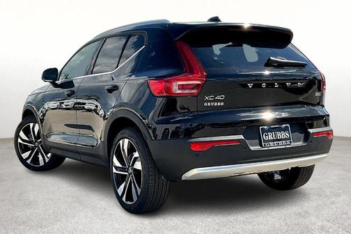 2025 Volvo XC40 B5 Ultra Bright Theme