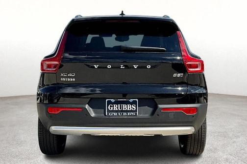 2025 Volvo XC40 B5 Ultra Bright Theme