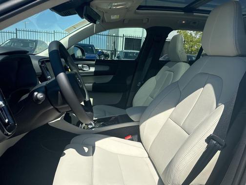 2025 Volvo XC40 B5 Plus Bright Theme