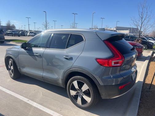 2021 Volvo XC40 T4 Momentum