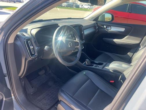 2021 Volvo XC40 T4 Momentum