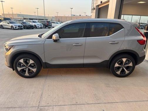 2025 Volvo XC40 B5 Plus Bright Theme