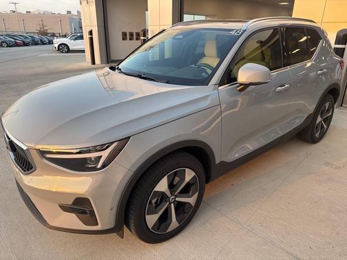 2025 Volvo XC40 B5 Plus Bright Theme