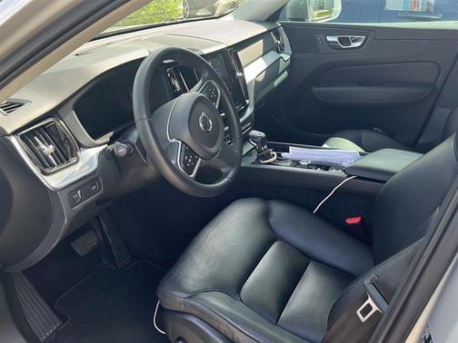 2020 Volvo XC60 T6 Momentum