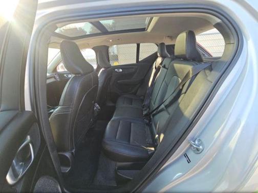 2025 Volvo XC40 B5 Core Bright Theme