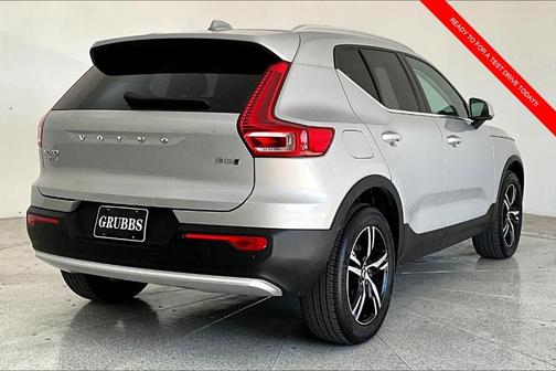 2025 Volvo XC40 B5 Core Bright Theme
