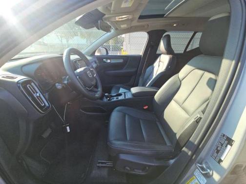 2025 Volvo XC40 B5 Core Bright Theme