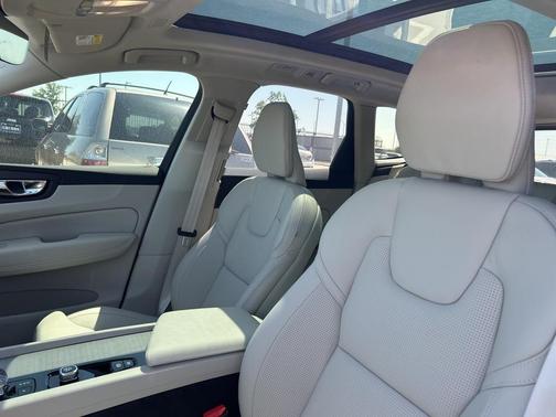 2025 Volvo XC60 Plug-In Hybrid T8 Ultra