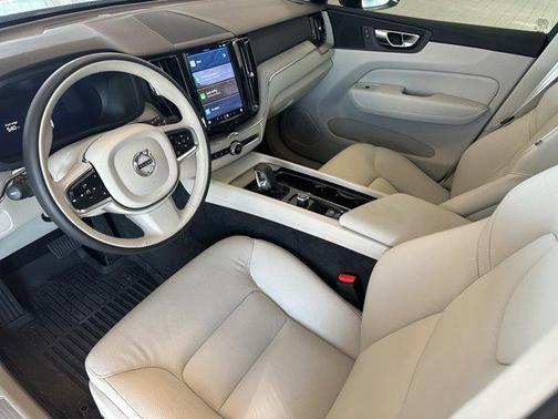 2025 Volvo XC60 B5 Plus