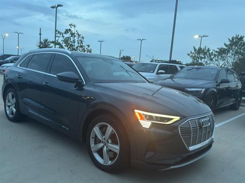 2019 Audi e-tron Premium Plus