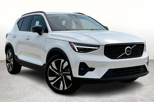 2025 Volvo XC40 B5 Plus Dark Theme