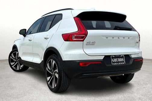 2025 Volvo XC40 B5 Plus Dark Theme