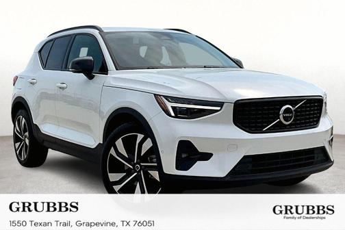 2025 Volvo XC40 B5 Plus Dark Theme