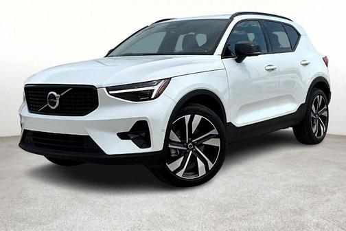 2025 Volvo XC40 B5 Plus Dark Theme