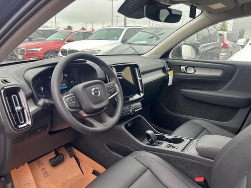 2025 Volvo XC40 B5 Core Bright Theme