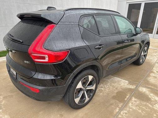 2025 Volvo XC40 B5 Plus Dark Theme
