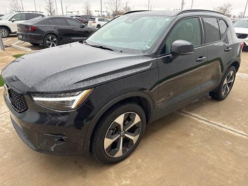 2025 Volvo XC40 B5 Plus Dark Theme