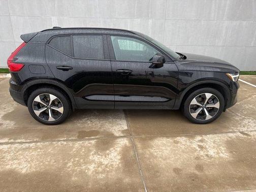 2025 Volvo XC40 B5 Plus Dark Theme