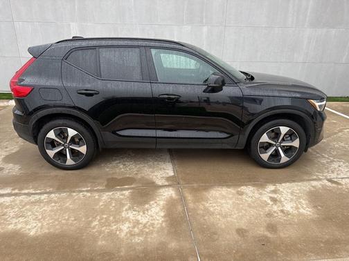 2025 Volvo XC40 B5 Plus Dark Theme