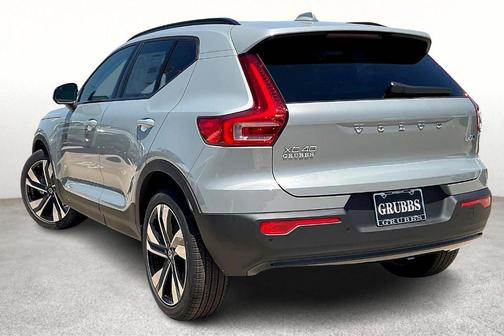 2025 Volvo XC40 B5 Ultra Dark Theme