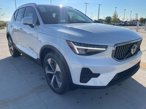 2025 Volvo XC40 B5 Core Bright Theme