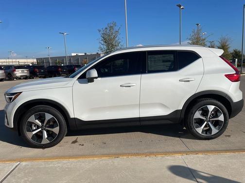 2025 Volvo XC40 B5 Core Bright Theme
