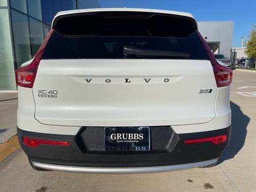 2025 Volvo XC40 B5 Core Bright Theme