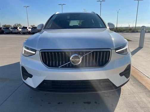 2025 Volvo XC40 B5 Core Bright Theme