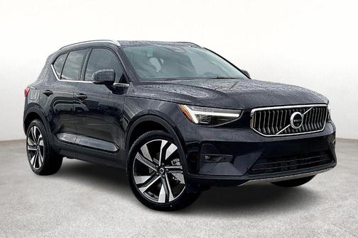2025 Volvo XC40 B5 Ultra Bright Theme