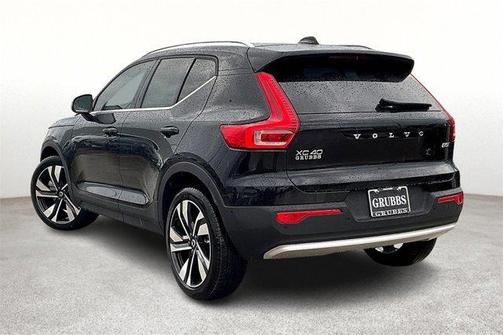 2025 Volvo XC40 B5 Ultra Bright Theme