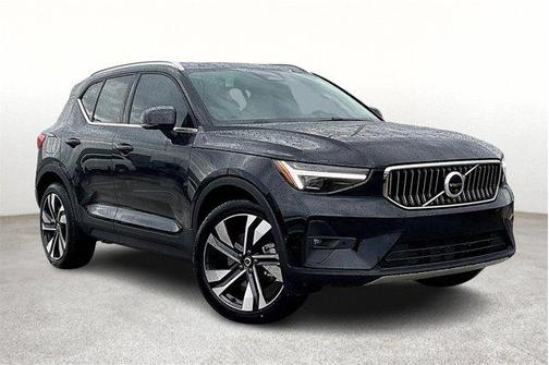 2025 Volvo XC40 B5 Ultra Bright Theme