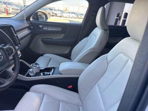 2025 Volvo XC40 B5 Plus Dark Theme