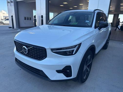 2025 Volvo XC40 B5 Plus Dark Theme