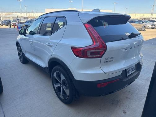 2025 Volvo XC40 B5 Plus Dark Theme