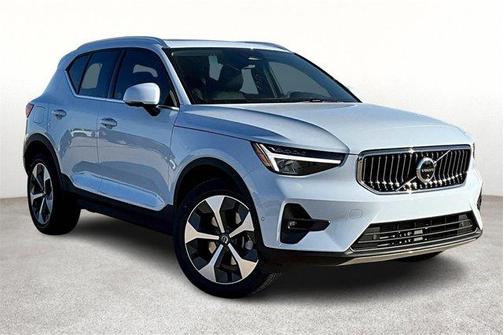 2025 Volvo XC40 B5 Plus Bright Theme