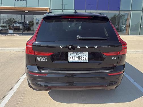 2022 Volvo XC60 B5 Momentum
