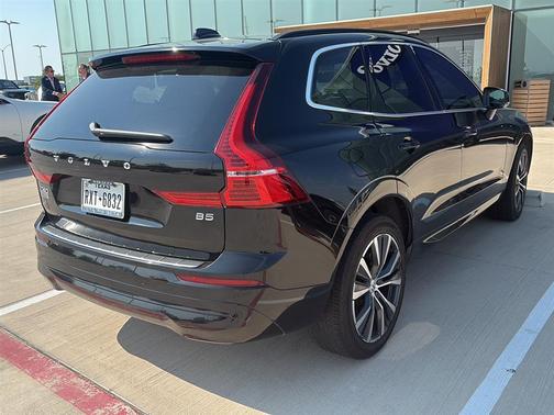2022 Volvo XC60 B5 Momentum