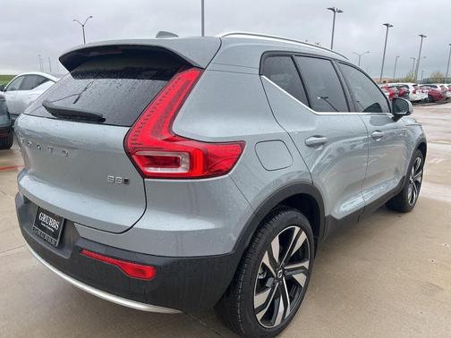 2025 Volvo XC40 B5 Plus Bright Theme