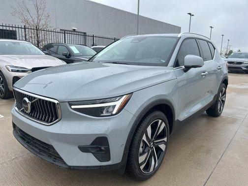 2025 Volvo XC40 B5 Plus Bright Theme