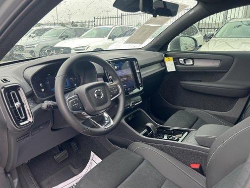 2025 Volvo XC40 B5 Plus Bright Theme