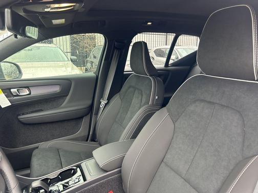 2025 Volvo XC40 B5 Plus Bright Theme