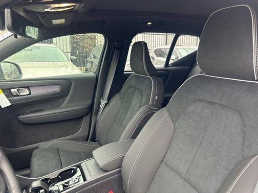 2025 Volvo XC40 B5 Plus Bright Theme