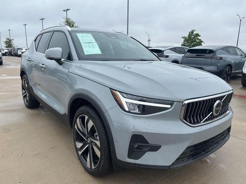 2025 Volvo XC40 B5 Plus Bright Theme